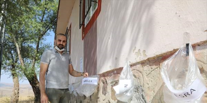 Köy öğretmeninden 'askıda poşet'le ödev takibi