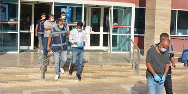 Kendilerine savcı ve polis gibi tanıtıp vatandaşları dolandıran şebeke üyeleri yakalandı