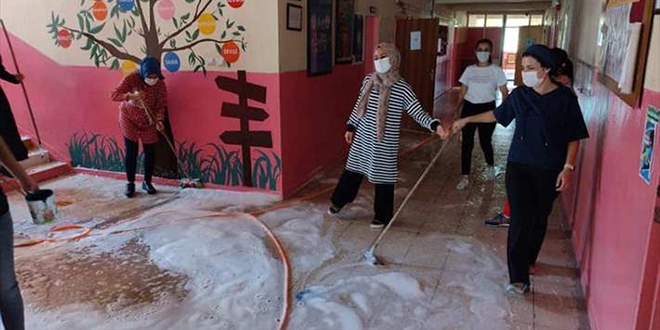 Öğretmenler okulu sabunlu suyla yıkayarak, dezenfekte etti
