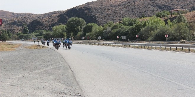 'Van Gölü Kirlenmesin, Mavi Kalsın' sloganıyla Ankara'ya pedal çevirdiler