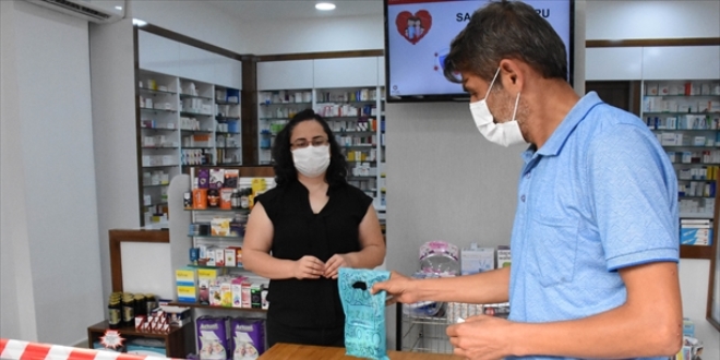Eczanelerde temas ve bulaş riskini azaltacak cihaz tasarladı