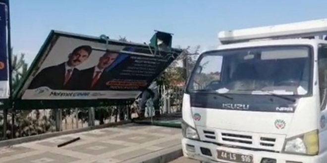 Ak Partili iki belediye arasında billboard krizi