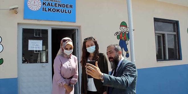 Bakan Selçuk, köy öğretmenleriyle telefonda görüntülü görüştü