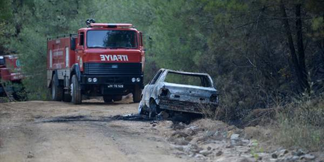 Otomobilde çıkan yangın ormanlık alana sıçradı