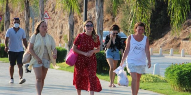 Turistler maske ve sosyal mesafe konusunda duyarsız