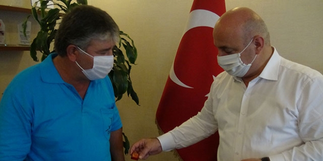 Çöpteki bayrağı çıkaran temizlik işçisine ödül