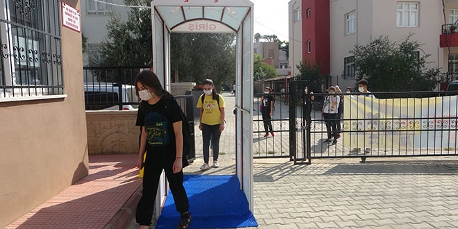 Veli ve öğretmenler iş birliği yaptı, okula dezenfektan tüneli kuruldu