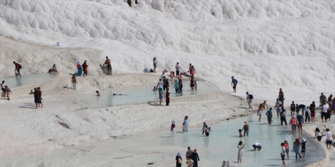 Pamukkale'de hafta sonu yoğunluğu yaşanıyor