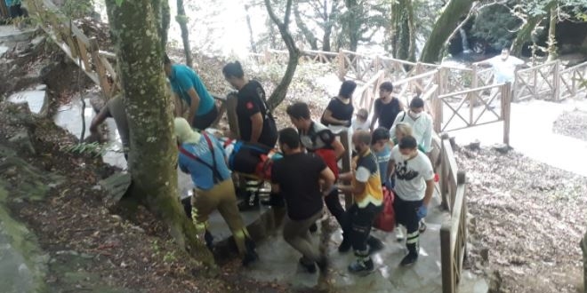 Fotoğraf çektirmek isteyen sağlıkçı kayalıklardan düştü