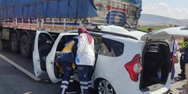 Gaziantep'te tıra çarpan araçtaki 3 kişi öldü, 2 kişi yaralandı