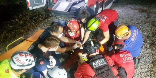 Kestane toplamaya giden polis memuru uçurumdan düştü