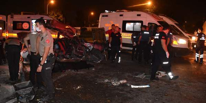 Adana'da otomobil ile midibüs çarpıştı: 2 ölü, 4 yaralı