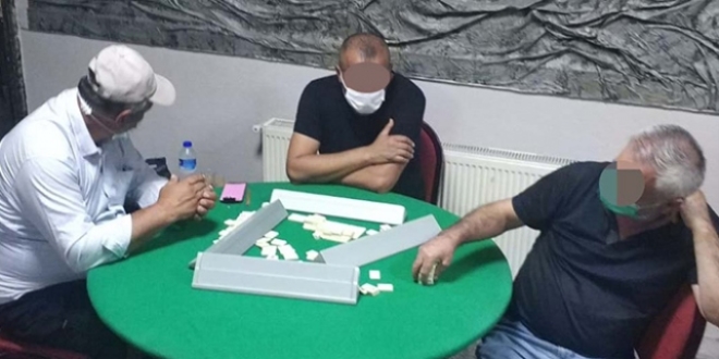 Koronavirüs temaslısı, kahvede okey oynarken yakalandı