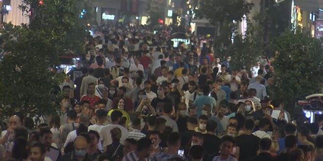 İstiklal caddesi'nde adım atacak yer kalmadı