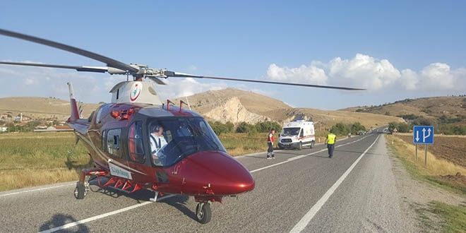Zamanla yarışan helikopter yaralılar için karayoluna indi