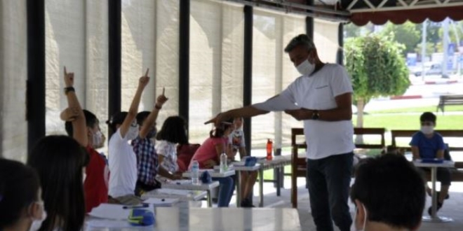 Online derste bağlantı kopunca sınıfı parka taşıdılar