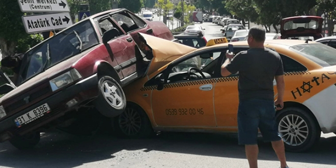 Çarptığı otomobil üzerine çıktı