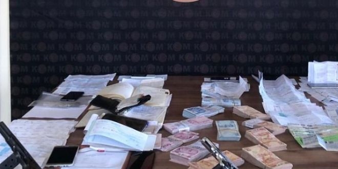 Tefeci operasyonunda 100 bin lira, silah ve borçlu ajandaları ele geçirildi