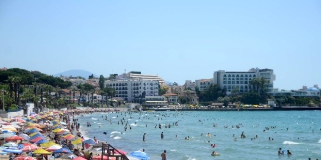 Salgından korunmak isteyen Kuşadası'na koştu