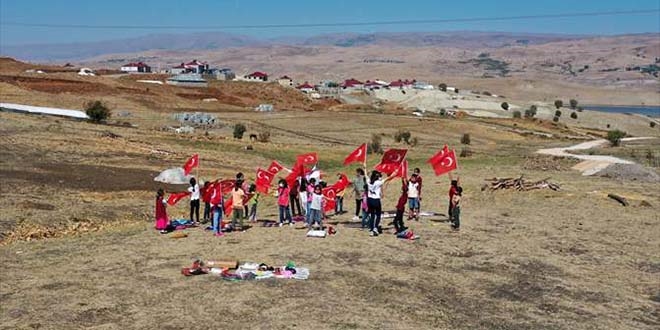 Çalıkuşu Tuğba, köylerde okuma atölyeleri kurarak öğrencilerin gönlüne dokunuyor