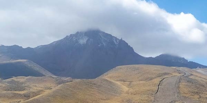 Yılın ilk karı Erciyes Dağı'na kar yağdı