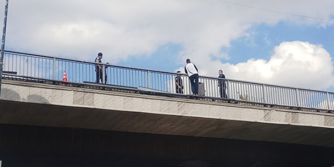 Beşiktaş'ta trafiği kilitleyen intihar girişimi