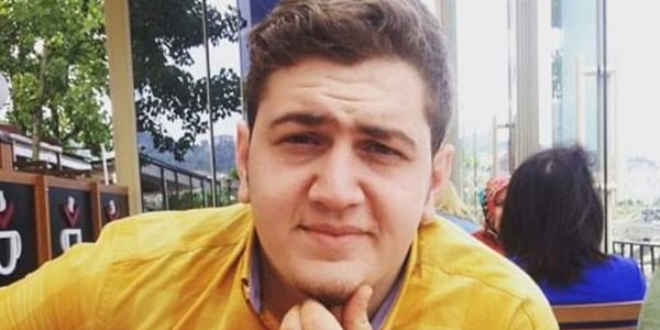 Arkadaşları uyandırmak için odasında girdiğinde cansız bedeni ile karşılaştı
