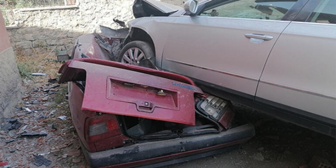 Otomobile ve yayaya çarpıp otomobilin üzerine böyle uçtu