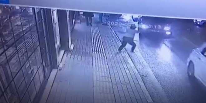 Minibüsün çarptığı kız böyle fırladı