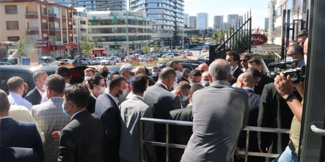 İyi Parti Genel Merkezi'nde ortalık karıştı. Güvenlik, yaka paça dışarı attı