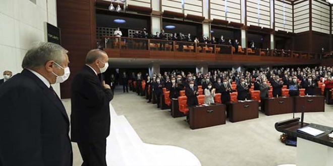 Cumhurbakan Erdoan Meclis'e girince CHP'liler ayaa kalkmad