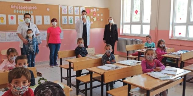 Doktorlardan köy öğrencilerine kitap desteği