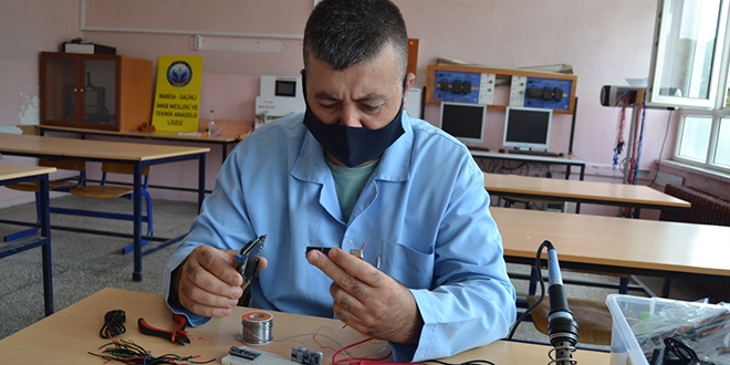 Öğretmenler pandemi turnikesi ve ölç geç kabini üretti