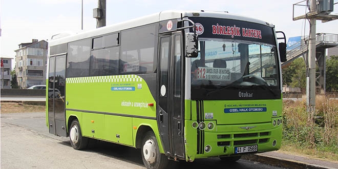 Yan yana oturmalarına izin vermeyen otobüs şoförünü bıçakladılar