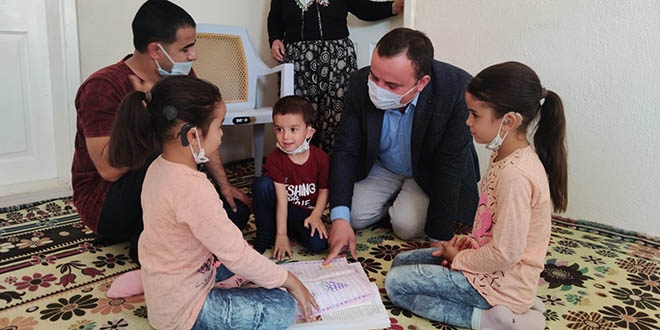 Köy öğretmeni, işitme engelli iki öğrencisinin ameliyat olmasını sağladı