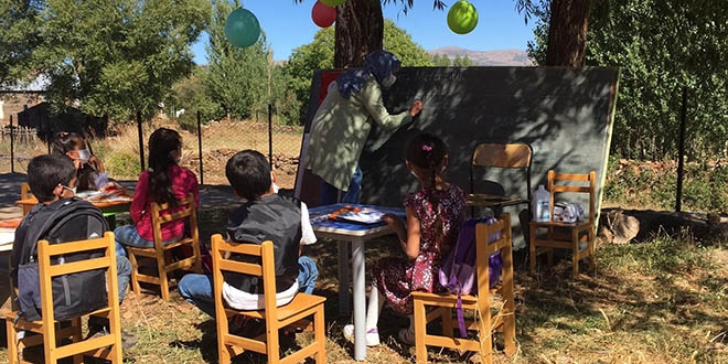 Öğrenciler istedi, öğretmen sınıfı bahçeye kurdu