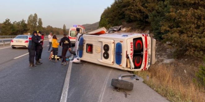 Bilecik'te ambulans çekiciye çarptı: 2 yaralı