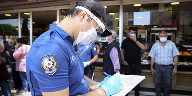 Kocaeli'de Kovid-19 tedbirlerine uymayan 235 kişiye para cezası