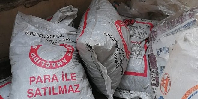 Yardım olarak verilen odun-kömürü satışa çıkardı
