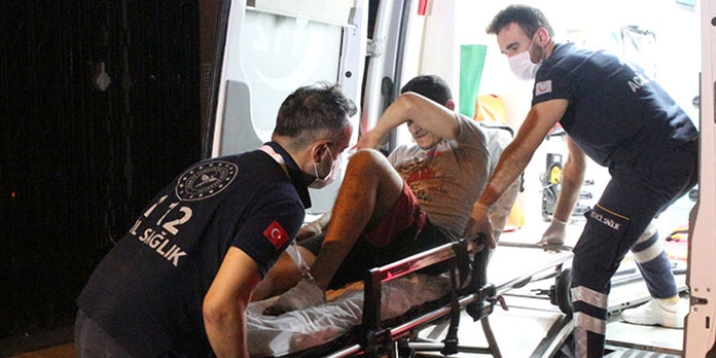 Evinde otururken ayağından vuruldu, kurşunun nereden geldiği bilinmiyor