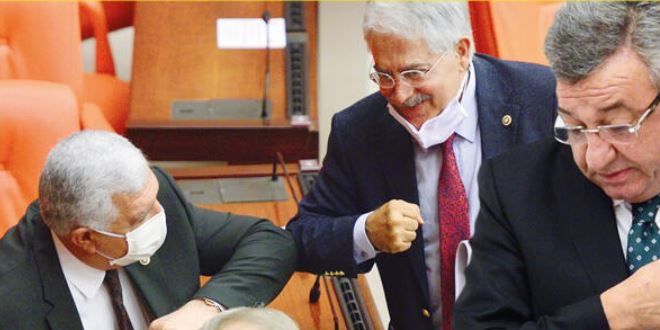 Vekillerin maskeyle imtihanı... 'Kürsüde dayanılmıyor başkanım'