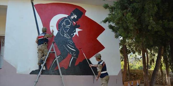 Öğretmenle Mehmetçik el ele verip köy okulunu yeniledi