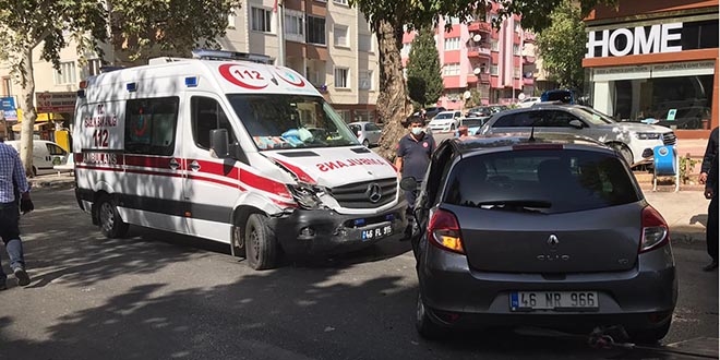 Ambulans otomobile çarptı: 2 sağlıkçı yaralı