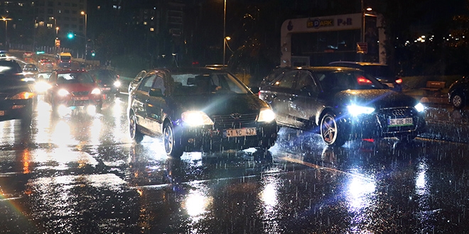İstanbul'un bazı ilçelerinde sağanak etkisini sürdürüyor