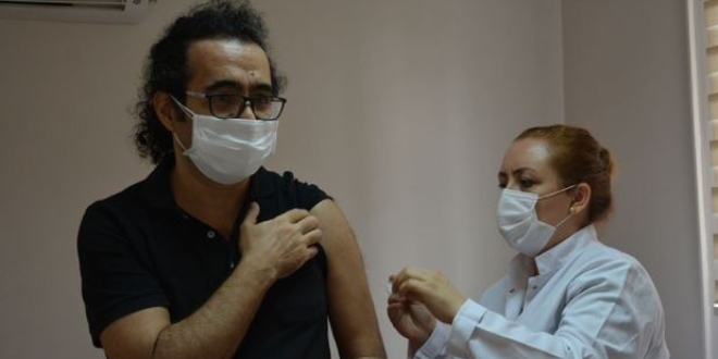 İzmir'de Çin'den getirilen Kovid-19 aşısı denemelerine başlandı