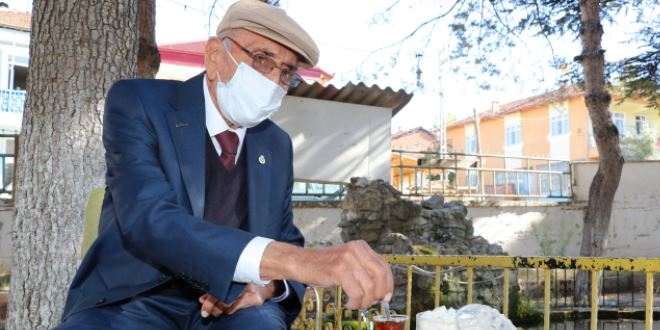 91 yaşındaki Bekir öğretmen koronayı yendi