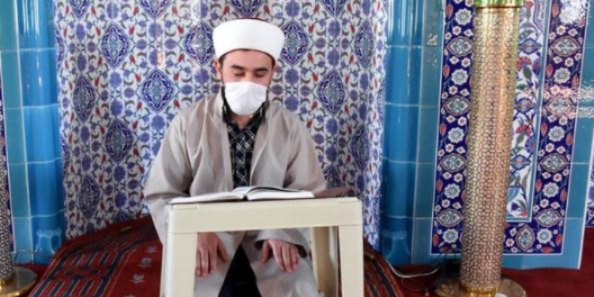 Görme engelli müezzin yaşam azmiyle örnek oluyor