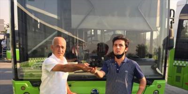 Sınav öncesi kimliğini otobüste unutan kişinin imdadına polis yetişti