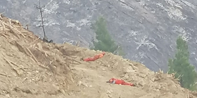44 saatlik yangınla mücadele sonunda toprakta uyudular