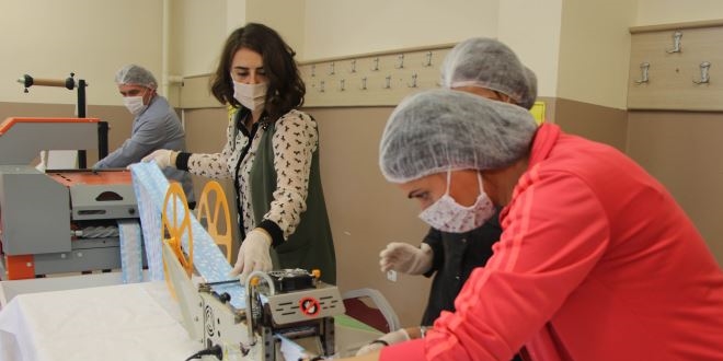 Fabrika gibi okul; 7 ayda 1 milyon 500 bin maske ürettiler